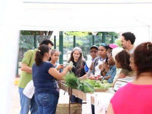 Feira agroecológica na UFLA recebe estudantes de Escola Estadual de Lavras