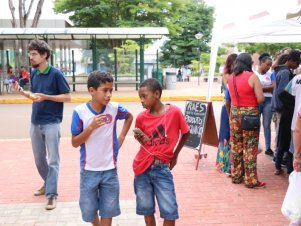 Feira agroecológica na UFLA recebe estudantes de Escola Estadual de Lavras