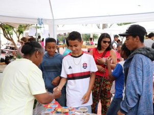 Feira agroecológica na UFLA recebe estudantes de Escola Estadual de Lavras