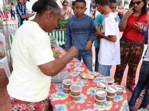 Feira agroecológica na UFLA recebe estudantes de Escola Estadual de Lavras