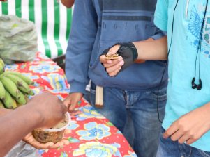 Feira agroecológica na UFLA recebe estudantes de Escola Estadual de Lavras