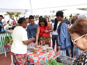 Feira agroecológica na UFLA recebe estudantes de Escola Estadual de Lavras