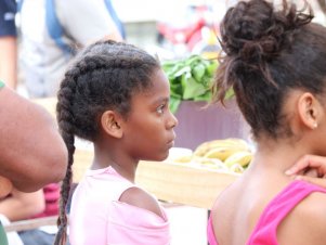 Feira agroecológica na UFLA recebe estudantes de Escola Estadual de Lavras