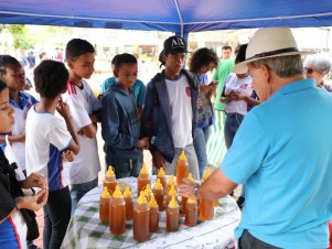 Feira agroecológica na UFLA recebe estudantes de Escola Estadual de Lavras