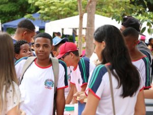 Feira agroecológica na UFLA recebe estudantes de Escola Estadual de Lavras